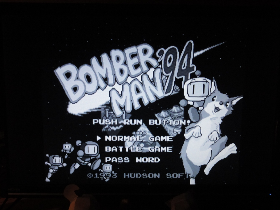 Photo de mon moniteur PC, affichant l'écran titre du jeu Bomberman 94, en noir et blanc