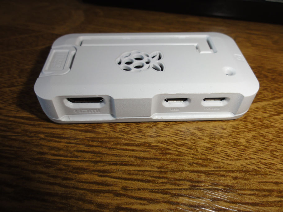 Photo d'un Raspberry PI Zero, dans son boîter blanc.